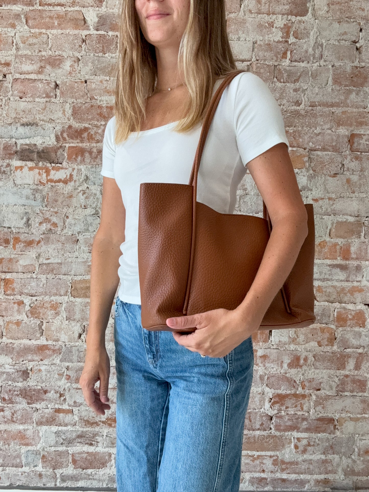 Baltimore Shoulder Bag : Brown